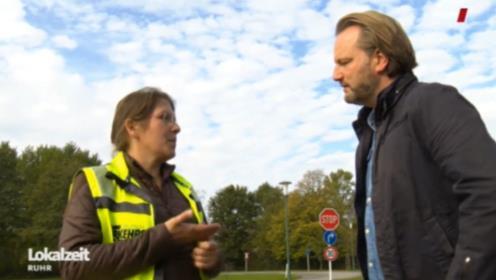 WDR-Reporter Jörg Steinkamp fuhr nach Einweisung durch die Trainerin selbst die Fahrversuche mit dem WDR-Auto und berichtete beim Radiosender WDR 2 und in einem ausführlichen Film-Beitrag in der