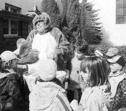 - 13 - Besuch aus Hasenstadt Bei strahlend blauem Himmel und leuchtendem Sonnenschein feierten die Kinder der Kita Teddybär in Pretzsch ihr Osterfest.
