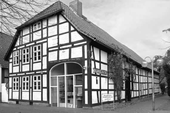 Schmiedestraße 9 1874 geboren, heiratet den Eisenbahnbeamten Heinrich Steckelmann und erwirbt mit ihm zusammen 1908 das alte Bürgerhaus Marktstraße 5.
