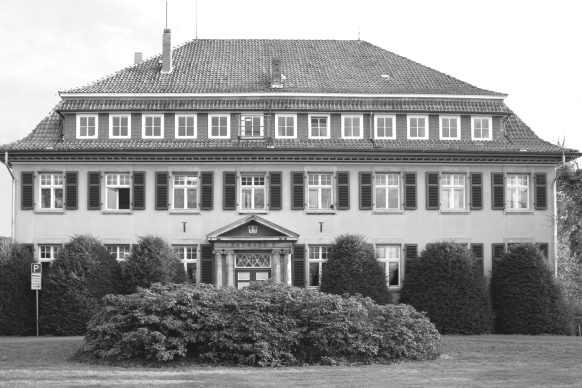Trotz 1905 vorgenommener kleinerer Renovierungs- und Umbauarbeiten werden die Zustände im Schloss für den Landrat und seine Mitarbeiter unhaltbar. Der Kreistag beschließt am 18.