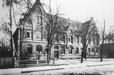 Die Schule im Jahre 1912 Hannoversche Neustadt 32 der Evangelischen Kirchengemeinde und der Stadt Burgdorf beendet die enge Bindung zwischen Kirche und Schule.