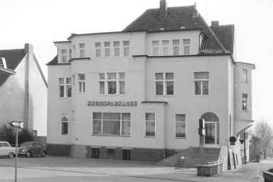 Die Familie verzichtet auf einen Wiederaufbau im Stadtgebiet und baut Wohnhaus, Stallgebäude und Scheunen vor dem Braunschweiger Tor an der Straße nach Immensen am Heister neu auf.
