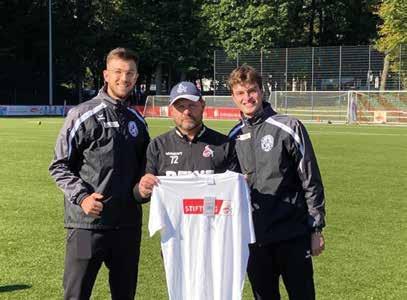 Die Rainbow Soccers Trainer mit Köln-Trainer Baumgart (Mitte) Man muss erstmal auf das Niveau kommen, um von einem Bundesligisten eingeladen zu werden, betont Lars Glindemann nicht ohne Stolz.