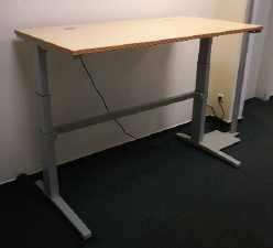 Schreibtisch elektrisch höhenverstellbar 160 cm Hersteller: steelcase Platte in Ahorn-Dekor, mit Bicolorumleimer, graues T-Fußgestell,