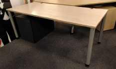 Tischkante, auf Sitzhöhe höhenverstellbar, Beine leicht demontierbar (Maulschlüssel Gr 15) Maße (Breite x Tiefe in cm): 180x80, teilweise
