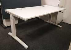 6 Stück (0/6) Schreibtisch 160 cm Hersteller: steelcase weiße Tischplatte mit 2 Kabeldurchführungen, auf Sitzhöhe per Kurbel höhenverstellbar, weißes C-Fußgestell Maße ( Breite x Tiefe in cm):