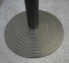 : K535 Preis: 99,- / Stück Stehtisch runde Platte in weiß-grau gesprenkelt mit schwarzem Umleimer Säulengestell aus 6