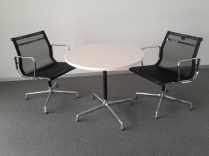 Beistelltisch Hersteller: Vitra Modell: Segmented Tables Design: Charles & Ray Eames Runde Platte in weiß, Fußkreuz Aluminium verchromt, schwarze Säule leichte bis mittlere Gebrauchsspuren Maße