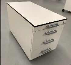 Rollcontainer Hersteller: Samas/Schärf Korpus in weiß, graue Griffe, Deckelplatte mit schwarzem Umleimer, div Ausführungen (3 / 4 Schubladen) Maße (Breite x Tiefe x Höhe in cm): ca.
