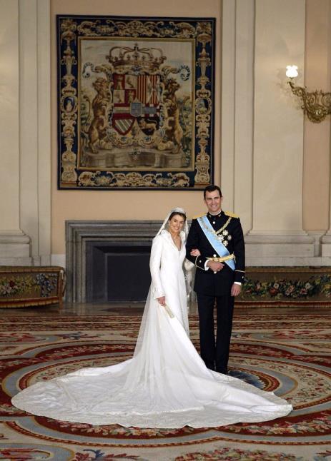 Frage 1 9: Lös ung A Das Kleid, in dem Letizia König Felipe 2004 das Jawort gab, soll 6,8 Millionen Euro wert sein.