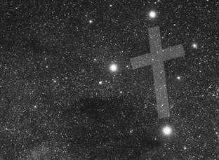 a) Schatzkästlein: In der Nähe des Sterns am linken Kreuzbalken (Beta Crucis) befindet sich ein Sternenhaufen, der mit bloßem Auge nur als lichtschwacher Stern erscheint.