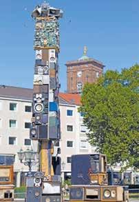 Die sieben Meter hohe Skulptur ist auf dem Friedrichsplatz zu sehen und zu hören und kann über einen Video-Livestream, durch einen Anruf oder eine Twitternachricht von jedem beliebigen Ort der Welt