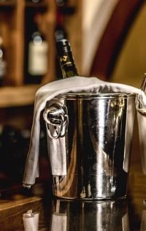 Flaschen Empfehlung - Bierspezialität Brautradition seit 1492 Brewing tradition since 1492 Stiegl blickt heute auf eine lange Brauereigeschichte seit der Gründung 1492 zurück.