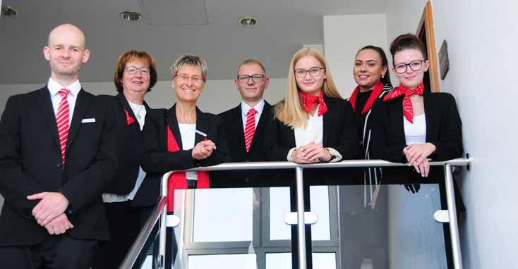 15 Annett Zahn, Vorstandsvorsitzende der Sparkasse Uecker-Randow (Dritte von links), Vorstandsmitglied Susan Mirasch (Zweite von links) und Ausbildungsleiter Hardy Kundschaft begrüßten die neuen
