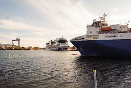 An einem Strandtag in Warnemünde sieht man immer wieder die Fähren nach Schweden, Dänemarkund Litauen abfahren. Das Kreuzfahrtschiff vonaida hat ebenfalls seinen Heimathafen in Rostock.