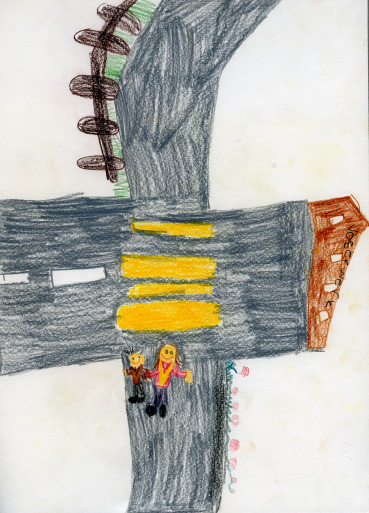 Die beiden Kinder in der Zeichnung der siebenjährigen Vanessa sind offensichtlich glücklich, dass sie den die Zeichnung dominierenden Fussgängerstreifen, der eine breitere
