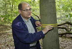 fachbegriffe 49 Fachbegriffe Altbestockung Bäume über 4 m Höhe, die durch die Winkelzählprobe mit Zählfaktor 1 oder 2 unabhängig von Bestandesgrenzen erfasst werden Bestand Bewirtschaftungseinheit
