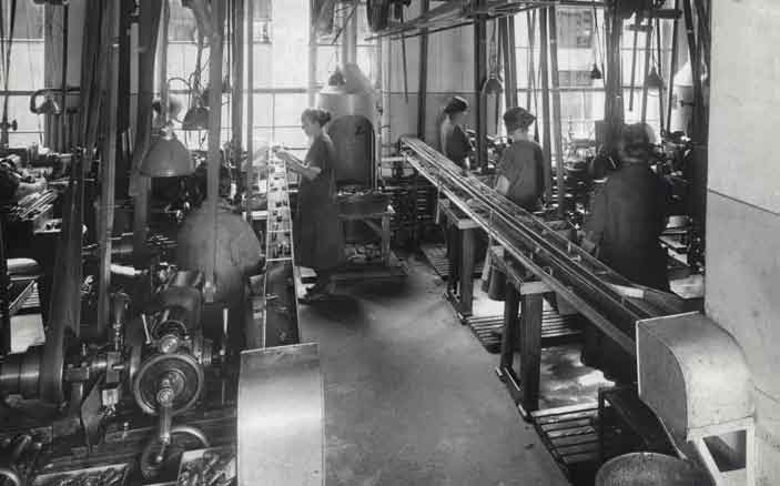 40 Sonderheft Magazin zur Bosch-Geschichte Arbeiterinnen bei der Fließbandproduktion von Zündkerzen, 1925 Bevor die Maßnahmen aber richtig zum Tragen kamen, wurde die Automobilindustrie von einer