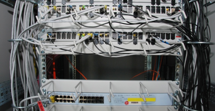 Abbildung 5 Verteilerschrank eines mittelgroßen Netzwerks mit 2 Verteilerfeldern (oben) und Netzwerkswitch (unten) Umsetzer Diese Komponente ist für eine strukturierte Verkabelung nicht unbedingt