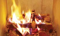 3) Möglichst rasch anfeuern! Beim Anfeuern ist darauf achten, dass sich der Verbrennungsprozess rasch entwickeln kann und schnell helle, hohe Flammen entstehen.