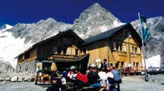 vorarlberg R ä t i k o n Totalphütte 2.385m OeAV-Sektion Vorarlberg 1998 3 TOUREN: Schesaplana, 2.965m, 2 h; Saulakopf, 2.516m, 3,5 h; Drusenfluh, 2.827m, 4 h; Zirmenkopf, 2.