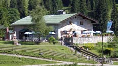 318m; Linderspitzen, 2.372m; Westliche Karwendelspitze, 2.385m, 5,5 h; Mittenwalder Höhenweg BENACHBARTE HÜTTEN: Blecksteinhaus, 1.
