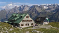 367m, 1 h 30 min; Liechelkopf, 2.383m, 1 h 15 min; Mindelheimer Klettersteig BENACHBARTE HÜTTEN: Fiderepasshütte, 2.070m, 3 h; Rappenseehütte, 2.