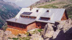 093m, 3,5 h BENACHBARTE HÜTTEN: Greizer Hütte, 2.226m, 4,5 h; Edel- Karl-von-Edel-Hütte, 2.238m, 9 h; Grüne-Wand-Hütte, 1.438m1 h 45 min; In der Au, Gasthaus, 1.