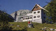 133m, 2,5 h; Klettergarten Rote Wandsattel (III-IV) BENACHBARTE HÜTTEN: Liezener Hütte, 1.767m, 8 h; Linzer Haus / Wurzeralm, 1.371m, 1,5 h; Zellerhütte, 1.