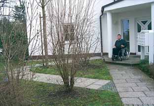 Gang durch das Haus und die Wohnung Der Hauseingang Mit einem ebenerdigen Eingang oder einer Rampe können Rollstuhlfahrer/innen den Zugang zum Haus alleine bewältigen.