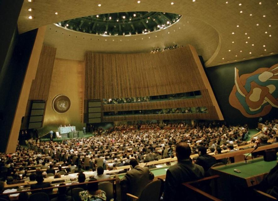 Die ist das Plenum der Vereinten Nationen und stellt den Mittelpunkt der Organisation dar. Hier sind alle 193 Mitgliedstaaten mit jeweils einer Stimme vertreten.