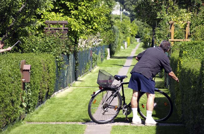 Wer mit dem Fahrrad zur Laube fährt, schont die Umwelt: Kleingartenanlage in Charlottenburg-Nord.