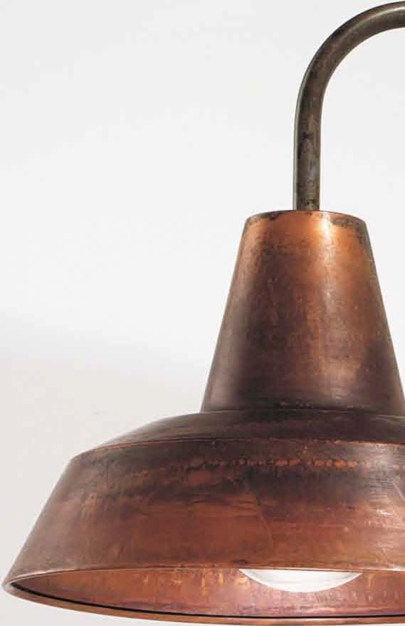 Los productos de Il Fanale conservan el encanto y las característica s estéticas de las lámparas antiguas, con los sugetivos motivos