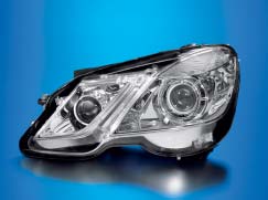 INTELLIGENTE LICHTSYSTEME Fahrerassistenz-System Kamerabasierte Lichtfunktionen Die Frage nach der optimalen Ausleuchtung des Verkehrsraumes beschäftigt die automobile Lichttechnik seit vielen Jahren.
