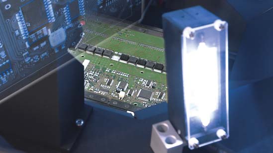 Dynamische Lichtfunktionen mit LED In konventioneller Technologie sind umwelt- und verkehrsspezifische Lichtverteilungen wie z. B. AFS (Advanced Frontlighting System) bereits in Anwendung.