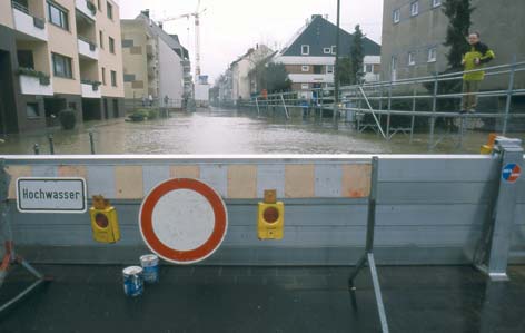 3.4. Hochwasser an Flüssen Die Oderflut 1997 und das Elbehochwasser 2002 sind vielen Deutschen noch gut in Erinnerung, während zahlreiche direkt Betroffene bis heute unter den Nachwirkungen leiden.