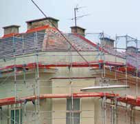 3 Sicherungsmöglichkeiten bei Dacharbeiten Die Sicherungsmöglichkeiten bei Dacharbeiten sind vielfältig und müssen auf die jeweils auszuführenden Arbeiten abgestimmt werden.