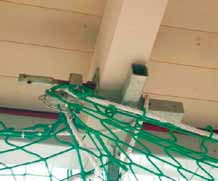 AUVA M 222 Arbeiten auf Dächern Fangnetze Bei der Gefahr eines Sturzes ins Innere des Bauwerkes (Absturzhöhe mehr als 5 m, z. B. Hallen), können Fangnetze verwendet werden (siehe auch ÖNORM EN 1263 Schutznetze und Zubehör, Richtlinien für die Verwendung).