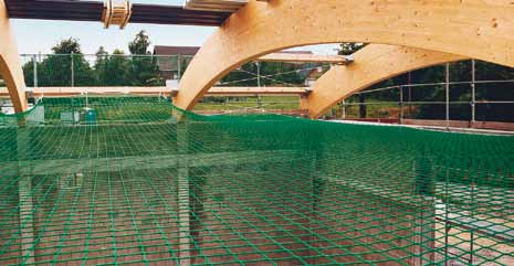 Unterspannte Fangnetze dienen nicht nur der Sicherheit bei Zimmermann s- arbeiten, sondern auch bei Stahlbauarbeiten mit offenen Dacheindeckungen (z. B.