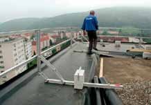 AUVA M 222 Arbeiten auf Dächern Abgrenzung und Umwehrung Abgrenzungen des Traufenbereiches (Brustwehren aus Holz, Metallrohr, gespannten Seilen oder Ketten ausreichend) werden.