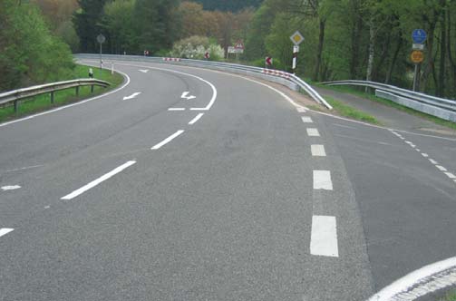 1 Markierung Kurven Eine wesentliche Grundlage bei der Maßnah menfindung sind die Trassierungsparameter des Streckenabschnittes, die über die jeweils gültigen Regelwerke beurteilt werden können.