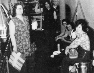 Abb. 8 Portugiesiche Arbeiterinnen bei Karmann in Osnabrück, Mitte 1970er Jahre Bis zum Ölpreisschock von 1973 und dem dadurch ausgelösten Anwerbestop dauerte die Anwerbung im Westen. Rund 14 Mio.