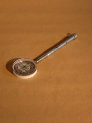 Magnetismus Magnetisierte Schraube Metallschraube Kompass Magnet Bringt man die Schraube in die Nähe des Kompasses, so sollte man keine Auslenkung der Nadel aus der Nord-Süd- Richtung feststellen.