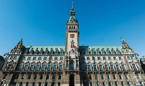 Hamburger Rathaus, Sitz von Bürgerschaft und Senat Außerdem übt die Bürgerschaft eine Kontrollfunktion über den Senat aus. So wacht sie über den Haushalt von Hamburg.