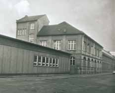 Im April 1961 startete der Unterricht in zwei Vorklassen (4 Dozenten, 50 Lernende) in der Roßkampffstraße, im Herbst 1961 begann der reguläre Vorlesungsbetrieb in den Fachrichtungen Feinwerktechnik