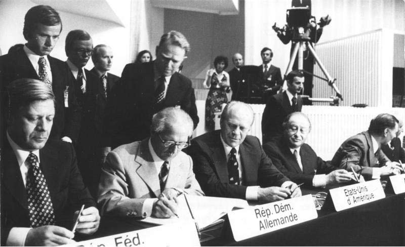 48 Unterzeichnung der Schlussakte, KSZE-Konferenz in Helsinki 1975, Foto: Horst Sturm, Bundesarchiv setzte. Bereits damals war zwar eine Truppe von etwa 36.