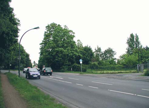Östlich der Torfbruchstraße steigt das Gelände als Übergang von der Rheinebene zur Niederterrasse des Bergischen Landes markant an.