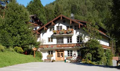 Gasthaus Gasthaus Lodenwalker Am Fuße des Dachsteins, im sogenannten Rössing, steht die Ramsauer Lodenwalke die Heimat des Schladminger Lodens.