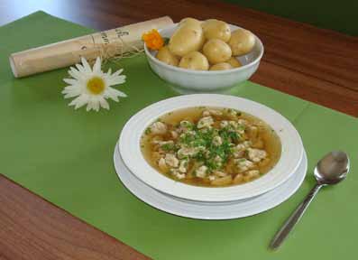 Hütten & Jausenstationen Rezept: Ramsauer Nockerlsuppe Zutaten: 400 g Mehl 1 TL Salz 4 Eier 1 Zehe Knoblauch Petersilie 125 ml kaltes Wasser 150 g geselchtes Lammfleisch Rindssuppe Schnittlauch