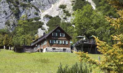 Hütten & Jausenstationen Silberkarhütte Das Angebot auf der Silberkarhütte reicht vom klassischen Kaiserschmarrn über deftige Hüttenjausen, Kasnocken bis hin zu Köstlichkeiten vom eigenen Bio-